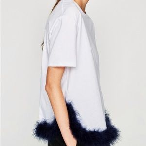 White tshirt with feathered hem